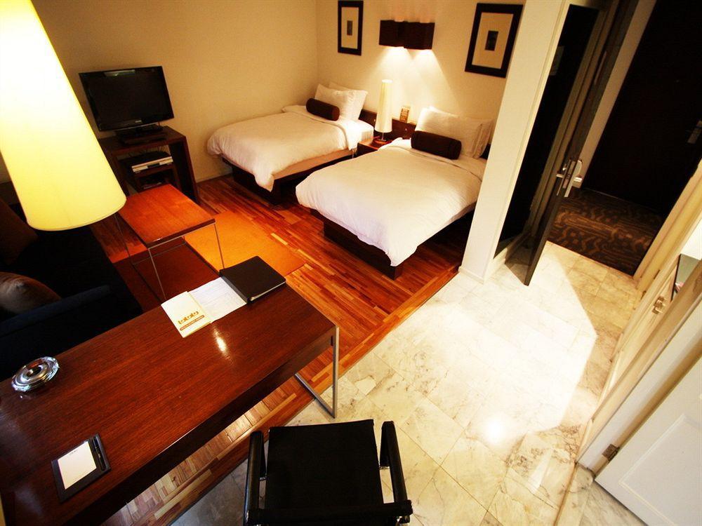 Triple Two Silom Hotel Bangkok Exterior foto