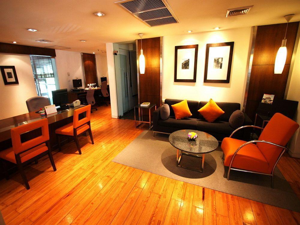 Triple Two Silom Hotel Bangkok Exterior foto