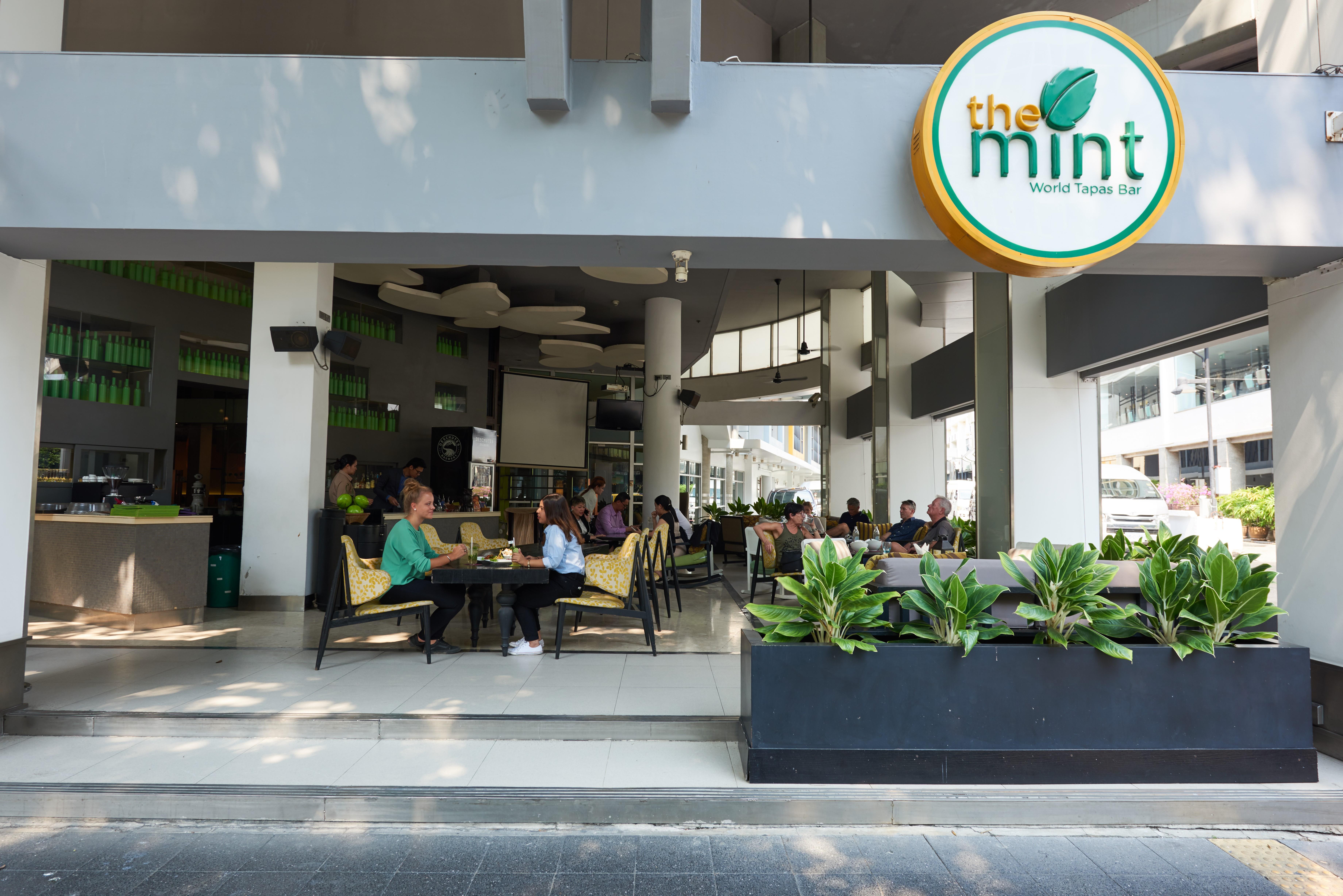 Triple Two Silom Hotel Bangkok Exterior foto