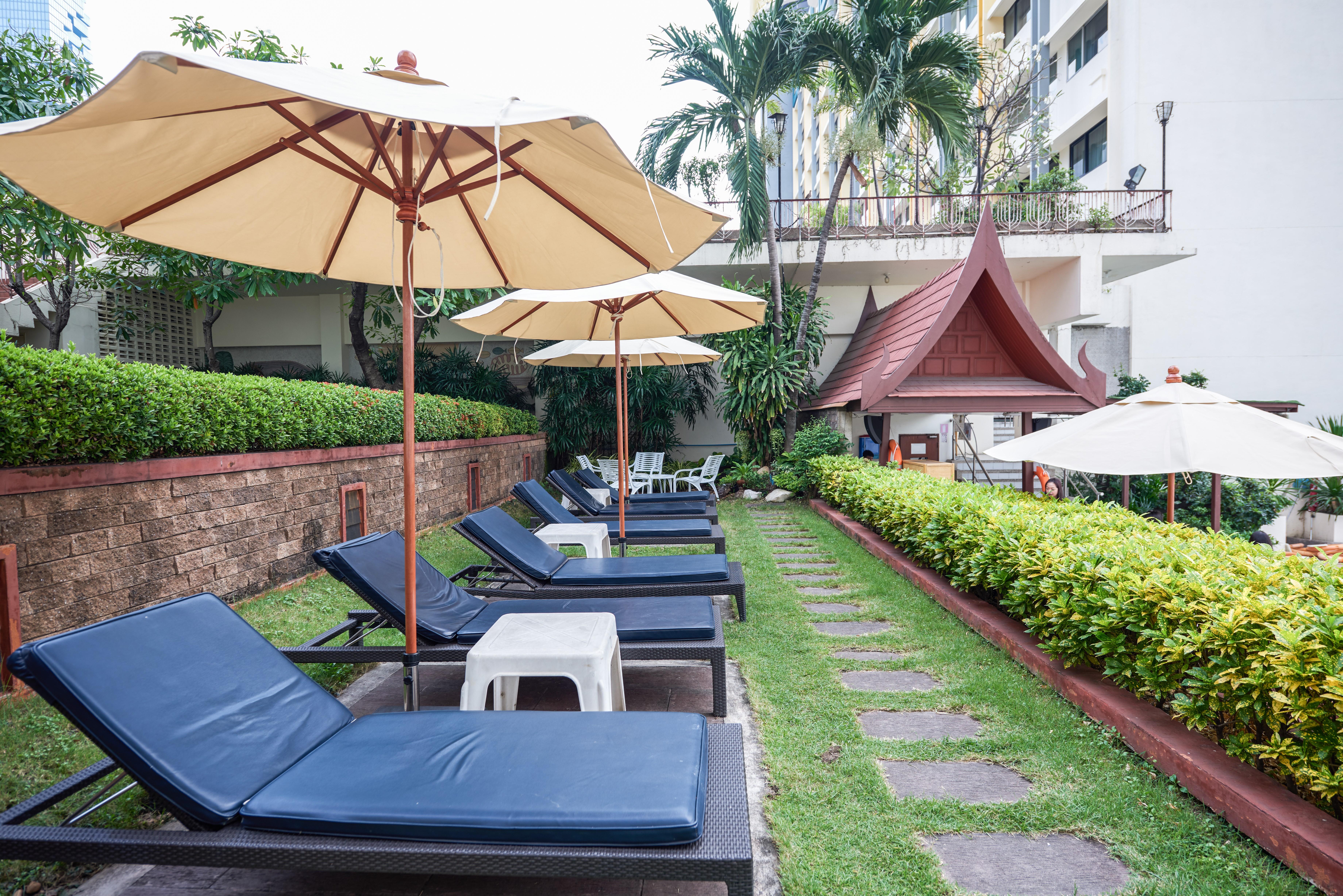 Triple Two Silom Hotel Bangkok Exterior foto