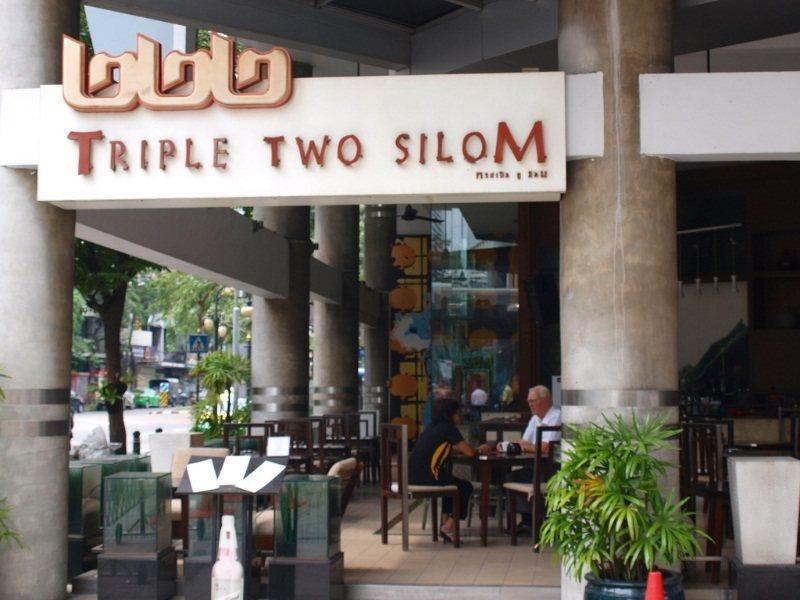 Triple Two Silom Hotel Bangkok Exterior foto