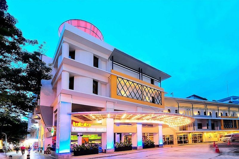 Triple Two Silom Hotel Bangkok Exterior foto