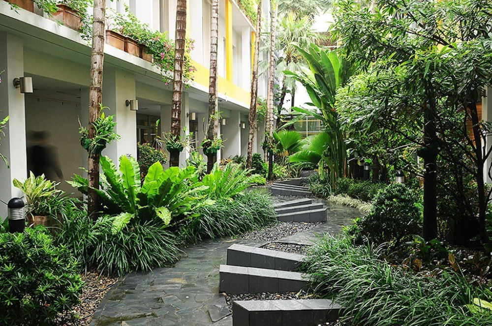 Triple Two Silom Hotel Bangkok Exterior foto