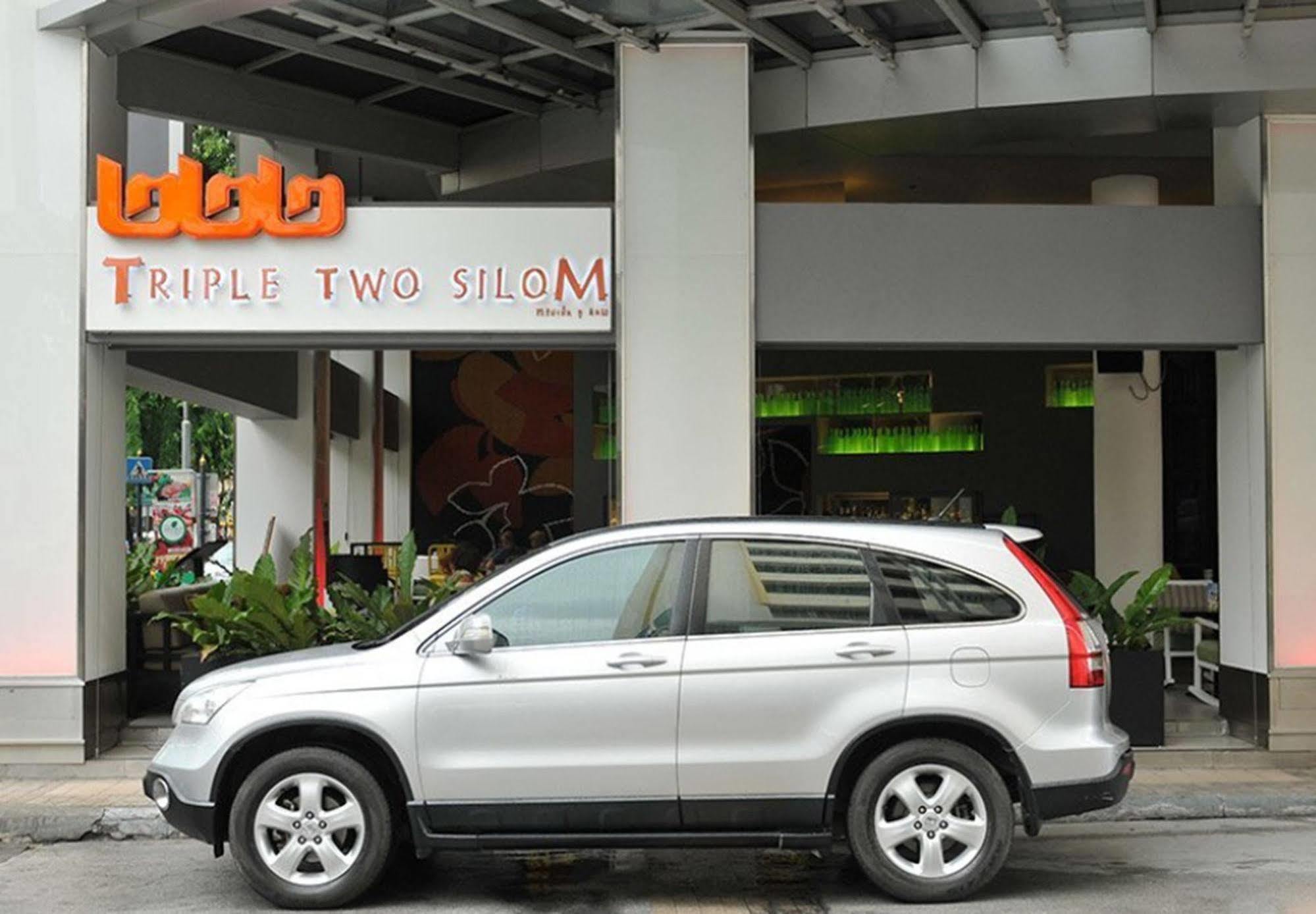 Triple Two Silom Hotel Bangkok Exterior foto