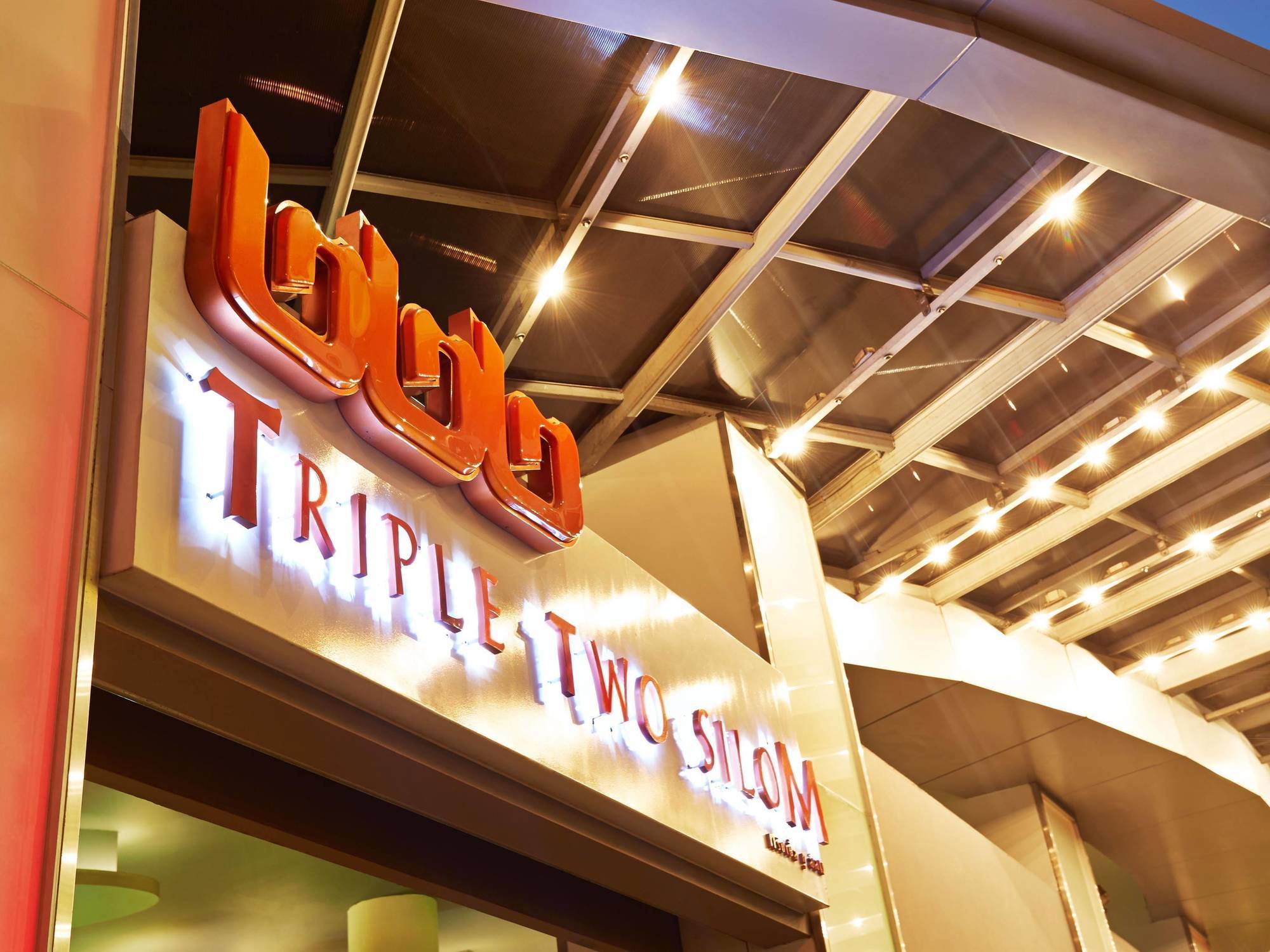 Triple Two Silom Hotel Bangkok Exterior foto