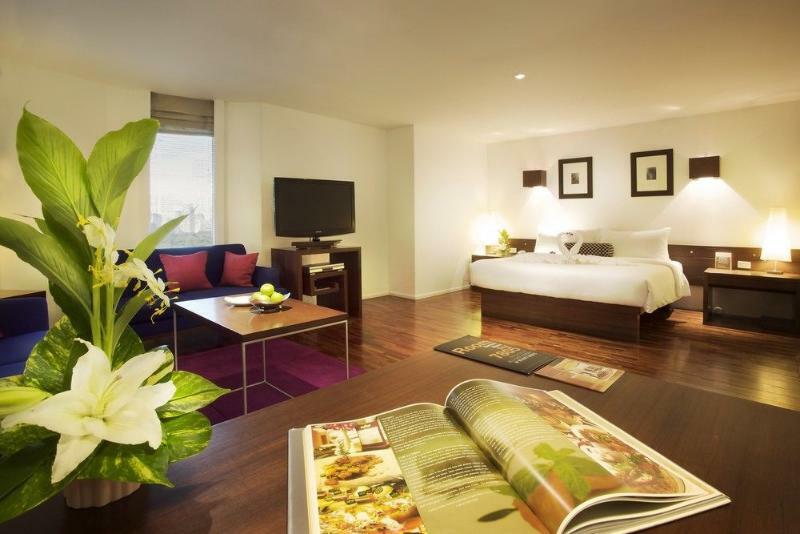 Triple Two Silom Hotel Bangkok Exterior foto